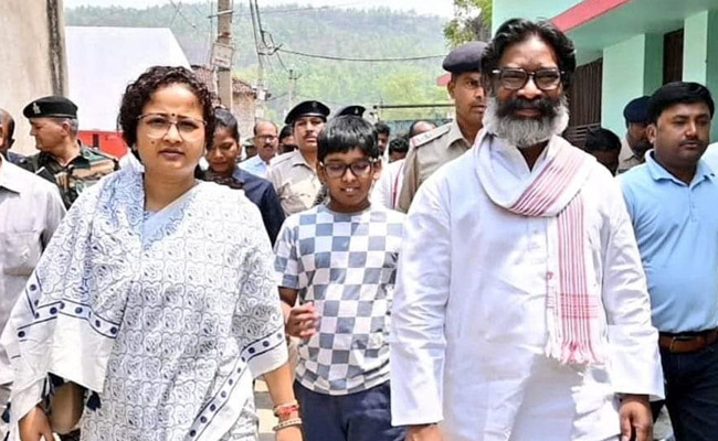 Hemant and Kalpana Soren's helicopters blocked on Centre’s orders, alleges JMM