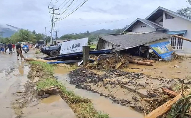 Death toll from Indonesia's flash floods rises to 19