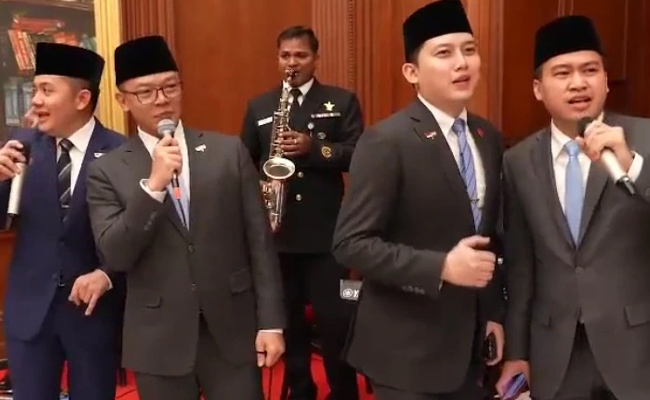 Indonesian Delegation Sings Bollywood Classic