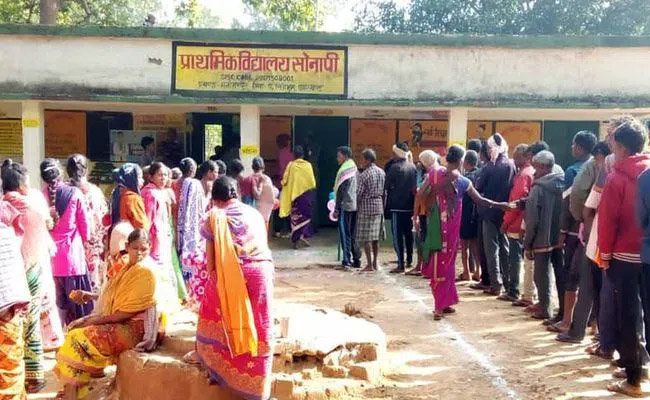 Defiant Voters Brave Naxalite Threats in Jharkhand’s Sonapi Village to Cast Ballots