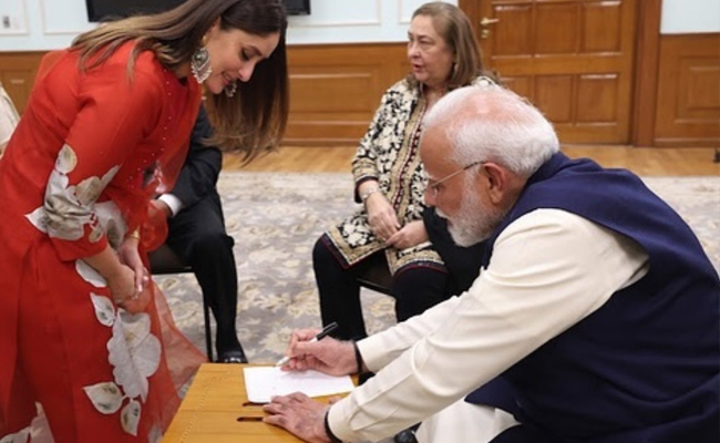 Kareena Kapoor Meets PM Modi, Shares Special Moment