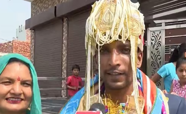 Groom At Polling Booth Became Popular