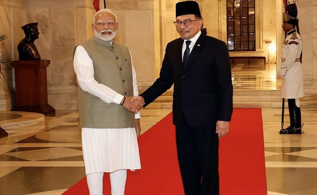 Malaysian PM accorded ceremonial welcome at Rashtrapati Bhavan 