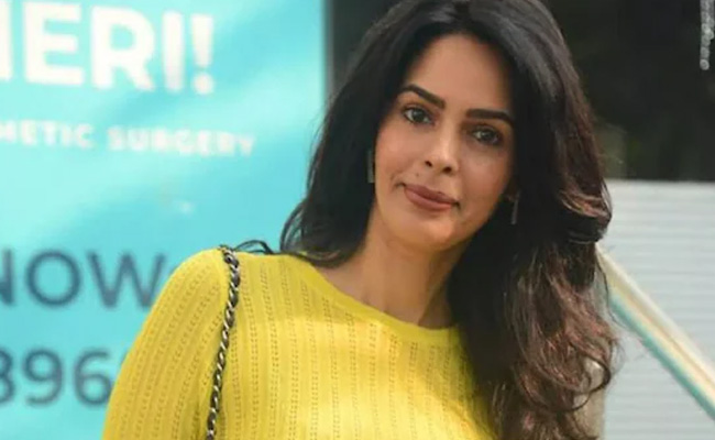 Cooking Rotis On Mallika Sherawat's Stomach