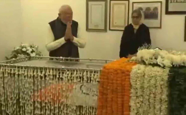 PM Modi Pays Tribute to Manmohan Singh