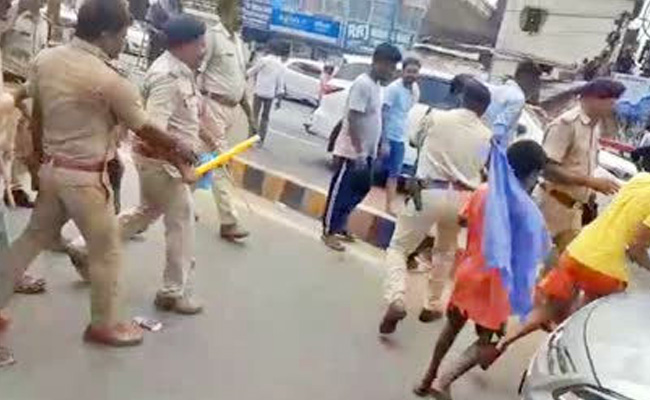 Patna Police lathi charge protestors during Bharat Bandh