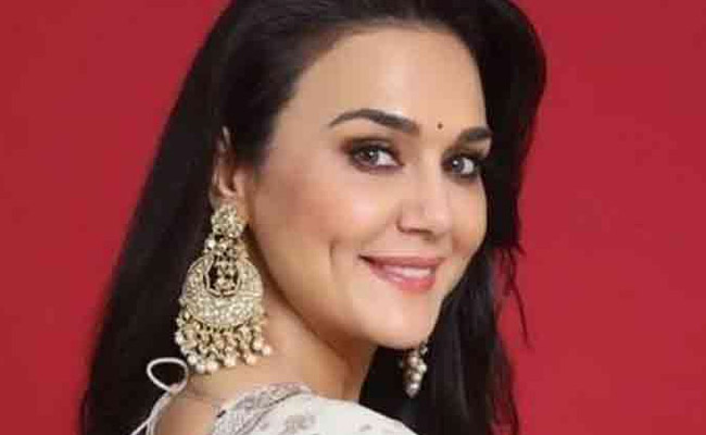 When Preity Zinta embarrassed her mother by stuffing oranges in her clothes