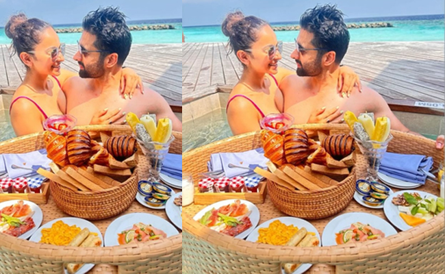 Rakul enjoys ‘floating meal’ with her ‘whole heart’ Jackky 