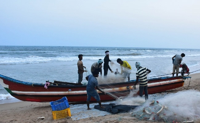 Sri Lankan Navy arrests 23 Tamil fishers for crossing IMBL