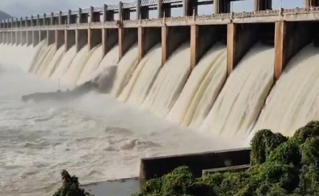 Flood alert in Andhra as chain link of Tungabhadra dam’s gate snaps